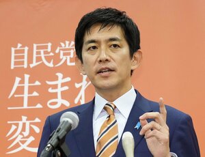 記者会見で自民党総裁選への立候補を表明する小林前経済安保相=8月19日、国会