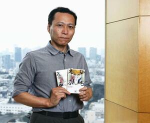 文庫化された『いちえふ』を手にする竜田一人さん