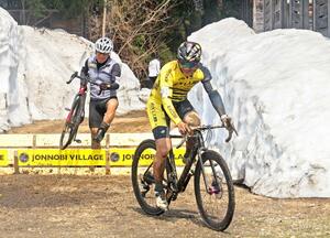 「高柳じょんのび村」で初めて開かれたシクロクロスの大会＝２９日、柏崎市高柳町高尾