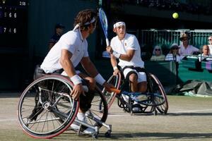 車いすの部男子ダブルス1回戦でプレーする小田凱人(右)、ダニエル・カベルサスチ組=ウィンブルドン(共同)