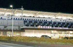 岐阜羽島駅に停車するこだま764号=17日深夜