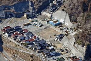 岩手県大船渡市の山林火災で被害に遭った建物が解体され、更地が目立つ三陸町綾里の住宅街=20日(共同通信社ヘリから)