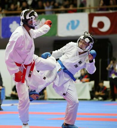 少年男子組手決勝　準優勝した宮野煌大（右・帝京長岡高）