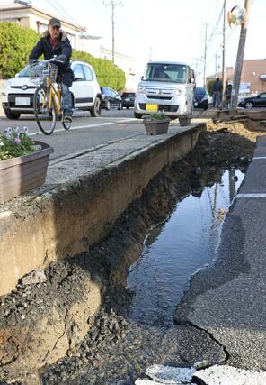 液状化現象とみられる道路の被害＝１月２日、新潟市西区