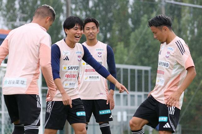 第25節・C大阪-新潟 前日練習 DF橋本健人(中央左)ら=10日、聖籠町