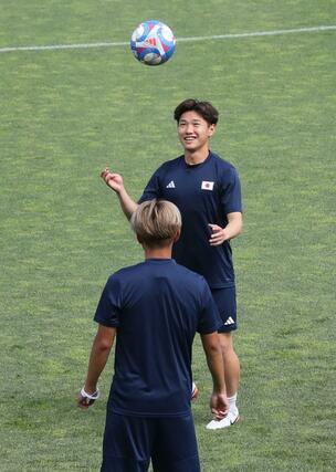 前日練習でボールを使ってアップをする三戸舜介(スパルタ)=ボルド-