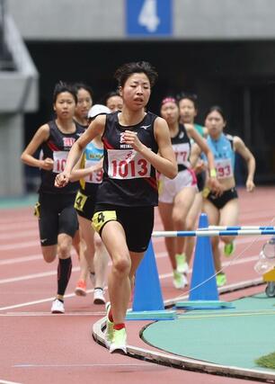 女子1500メートルで優勝した福田せりえ(新潟明訓)=デンカビッグスワンスタジアム