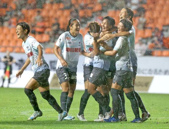 長野-新潟L 後半、コーナーキックをボレーでたたきこみ決勝ゴールを決めたFW那須野陽向(右から3人目)=長野Uスタジアム