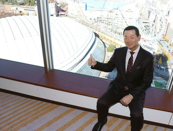 就任会見で東京ドームをバックにポーズをとるオイシックス新潟アルビレックスＢＣ桑田真澄ＣＢＯ＝１８日、東京ドームホテル