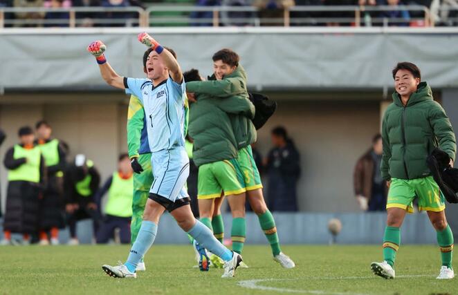 試合終了後、両手を突き上げて喜ぶＧＫ仲七璃（左）＝ＮＡＣＫ５スタジアム大宮