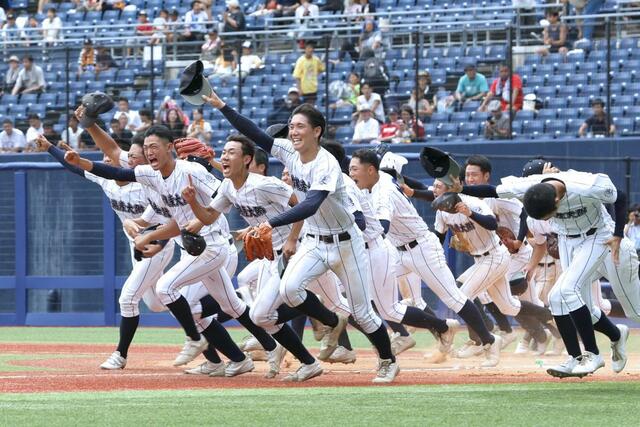 帝京長岡－新潟産大付　初の甲子園出場を決め、アルプススタンドへ駆け出す新潟産大付の選手たち＝エコスタ