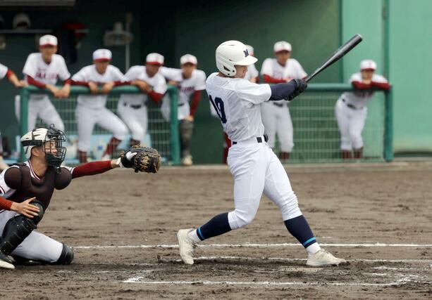 六日町－村上桜ケ丘　三回に適時二塁打を放ち先制点を挙げた六日町の櫻井新大＝５月５日、新発田市五十公野