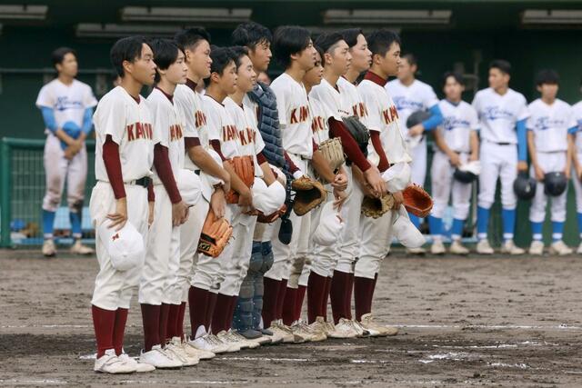 加茂－敬和学園　１７－８で敬和学園を破り、校歌を歌う加茂の選手たち＝新発田市五十公野