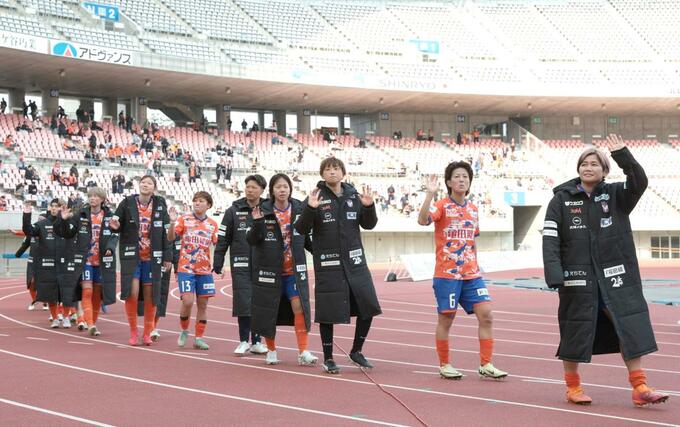 試合後、サポーターにあいさつする新潟Ｌの選手ら＝ビッグスワン