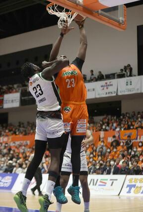 新潟－岐阜　第３クオーター、ムトンボがシュートを決めて４７－５５＝アオーレ長岡