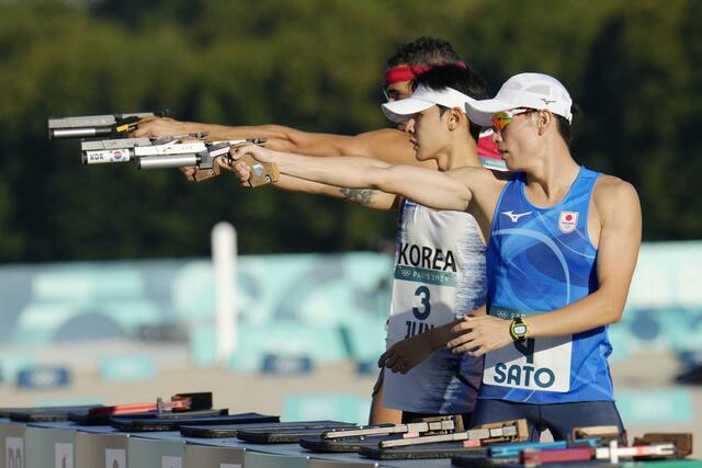 男子決勝　射撃・ランニングに出場した佐藤大宗（手前）＝パリ郊外（共同）