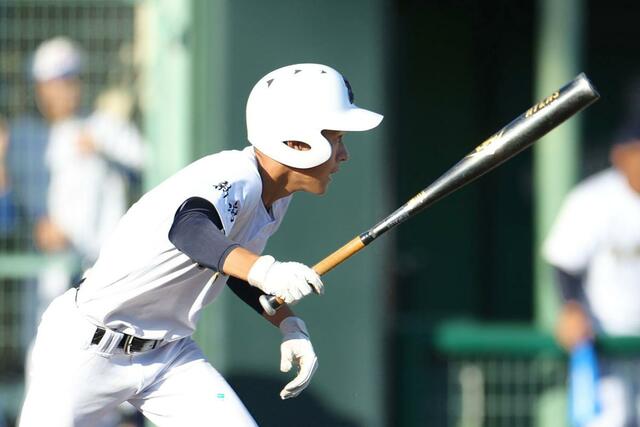 中越－日本文理　９回日本文理１死満塁、安達煌栄千がサヨナラタイムリーを放ち９－８＝９月２４日、三条市月岡４の三条パール金属スタジアム