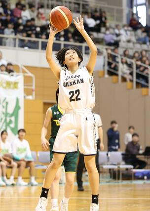 女子決勝　東京学館－新潟産大付　第３クオーター、東京学館の坂井琴音がシュートを決め、３７－６１＝新潟市東総合スポーツセンター
