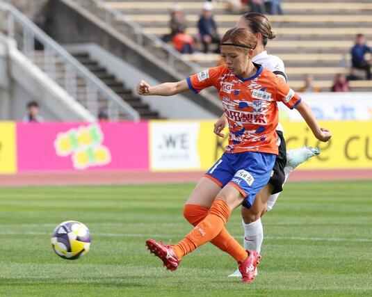 
新潟Ｌ－三菱重工浦和　前半４分、先制点を決めたＦＷ新堀華波＝新潟市陸上競技場（写真映像部・菊池雪那）
