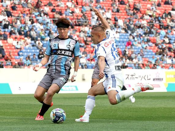 ＦＣ大阪－新潟　後半、相手ペナルティーエリアへ進入しゴールを狙うＤＦ早川史哉（右）＝花園