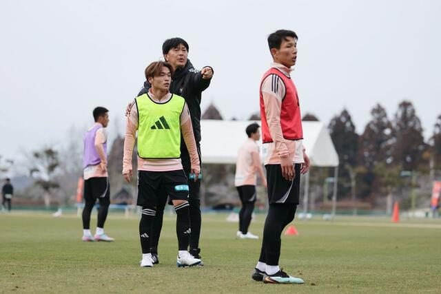 ＭＦ石山青空に指示を出す船越優蔵監督＝宮崎県都城市