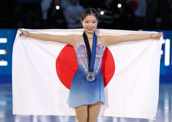 銀メダルを首からかけ、撮影に応じる中井亜美＝ＩＧアリーナ