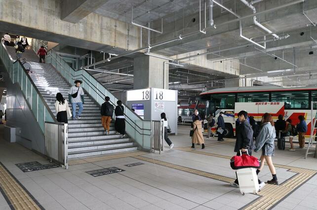 JR新潟駅の新バスターミナルが開業。駅直下にバス乗り場ができた=3月31日、新潟市中央区