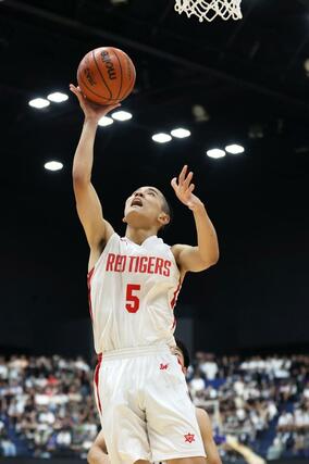 開志国際－日本航空　第１クオーター、開志国際の平良宗龍がゴール下で決め、１１－５＝福岡市