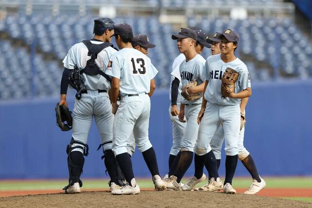 新潟明訓－帝京長岡　６回裏、ピンチでマウンドに集まる新潟明訓ナイン＝エコスタ