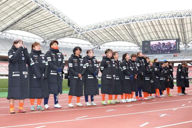試合終了後、サポーターにあいさつする新潟Lの選手たち=ビッグスワン