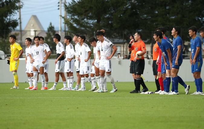 阪南大－新潟医福大　試合終了後、うなだれる新潟医福大の選手ら＝いわスタ