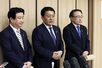 終了後、取材に応じる出席者。右から岩村良一県連幹事長、平井卓也自民党広報本部長、和田政宗自民党広報副本部長=5月13日、新潟市中央区