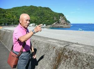 熊野大花火大会が開かれる七里御浜を前に話す、熊野市観光協会会長の中平孝之さん=7月、三重県熊野市