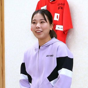 活動報告会に訪れ、地元八千浦地区の住民らにあいさつする坂詰姫野さん=2月23日、上越市下荒浜