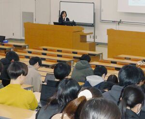 学生が物流の現状を学んだ講義=新潟市西区みずき野3