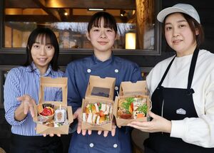 「梅花ランチボックス」を手にする各飲食店のスタッフ。左からスイーツ、サンドイッチ、おかずのボックス=田上町川船河