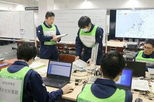 原発事故時の初動対応を確認した県の原子力防災訓練=1月24日、県庁