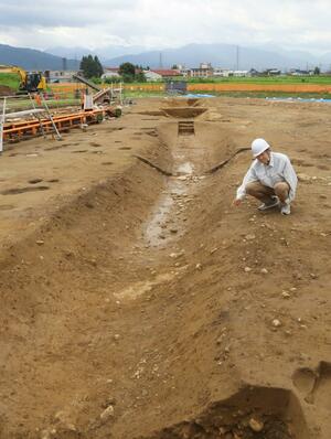 六日町藤塚遺跡で発見された飛鳥時代の集落を区切る溝=7月30日、南魚沼市余川