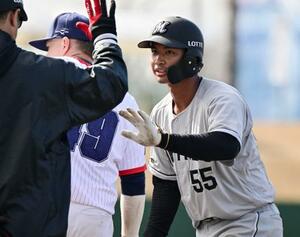 　ＷＢＣチェコ代表との練習試合の５回、安打を放ちコーチとタッチを交わすロッテ・桜井＝都城