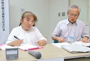思いを文字で表現する古山知恵子さん=15日、新潟市北区