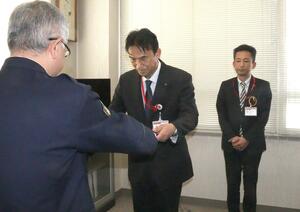柏崎署から感謝状を受け取った中村隆良さん(中央)ら=柏崎市日吉町