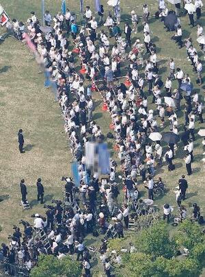 第27回参院選が公示され、街頭演説に集まった聴衆。20日投開票に向けて選挙戦が始まった=3日午前、神戸市(共同通信社ヘリから、画像の一部を加工しています)