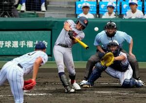 健大高崎―京都国際 3回裏京都国際2死二塁、猪股が中前に適時打を放つ。投手下重、捕手小堀=甲子園