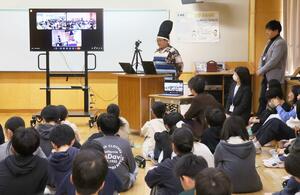 画面越しに山梨県笛吹市の境川小と交流する胎内小の児童＝胎内市江上