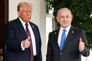 29日、米ホワイトハウスでイスラエルのネタニヤフ首相(右)と親指を立てるトランプ大統領(ロイター=共同)