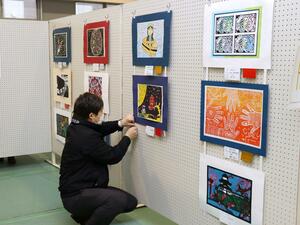 小学生の力作がずらりと並ぶ版画展覧会＝２７日、上越市春日山町３