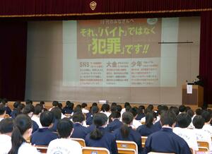 中学生がSNSの安全な使い方を学んだネットトラブル防止教室=三条市西裏館2