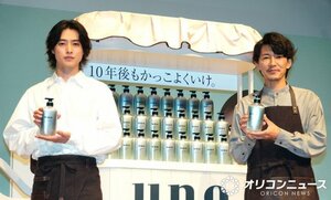 藤木直人（右）から祝福に照れをみせた山崎賢人（左）（C）ORICON NewS inc.