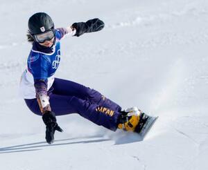 　女子パラレル大回転準々決勝　滑走する三木つばき＝リビーニョ（共同）