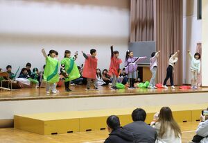 1年間の学習成果を披露した大手町小の児童たち=上越市大手町2